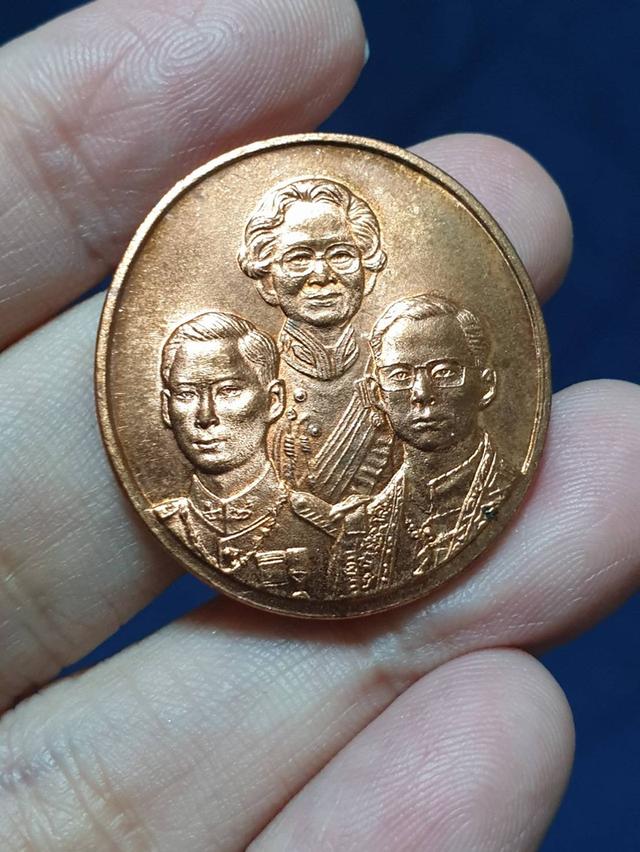 เหรียญที่ระลึกเฉลิมพระเกียรติ 3 พระองค์ (สมเด็จย่า - รัชกาลที่ 8 - รัชกาลที่ 9) หลัง ตราอักษรพระปรมาภิไธยและพระนามาภิไธยย่อของทั้ง 3 พระองค์