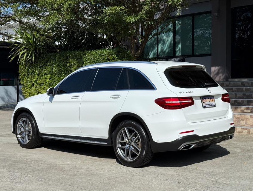 2020 BENZ GLC 250D AMG รถมือเดียวออกป้ายแดง รถวิ่งน้อย เข้าศูนย์ทุกระยะ ไม่เคยมีอุบัติเหตุครับ 6