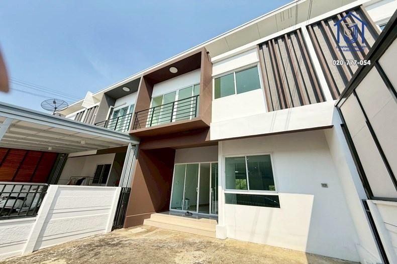 ขายทาวน์เฮ้าส์ 2 ชั้น หมู่บ้านดีคิวบ์ นวนคร ทางคู่ขนานถนนพหลโยธิน ใกล้นิคมอุตสาหกรรมนวนคร 3