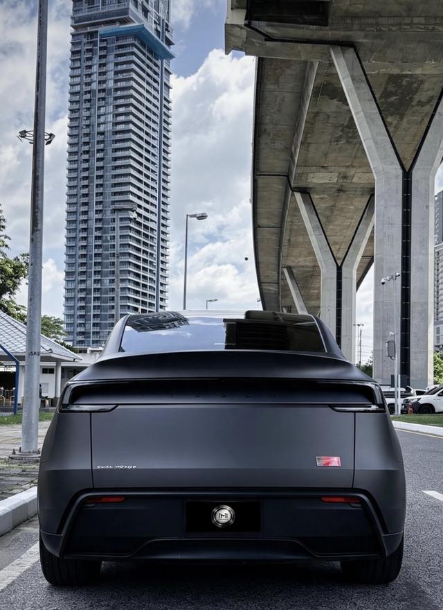 2025 Tesla Model Y long range AWD ** LAUNCH SERIES ** Limited Edition รูปย่อยที่ 4