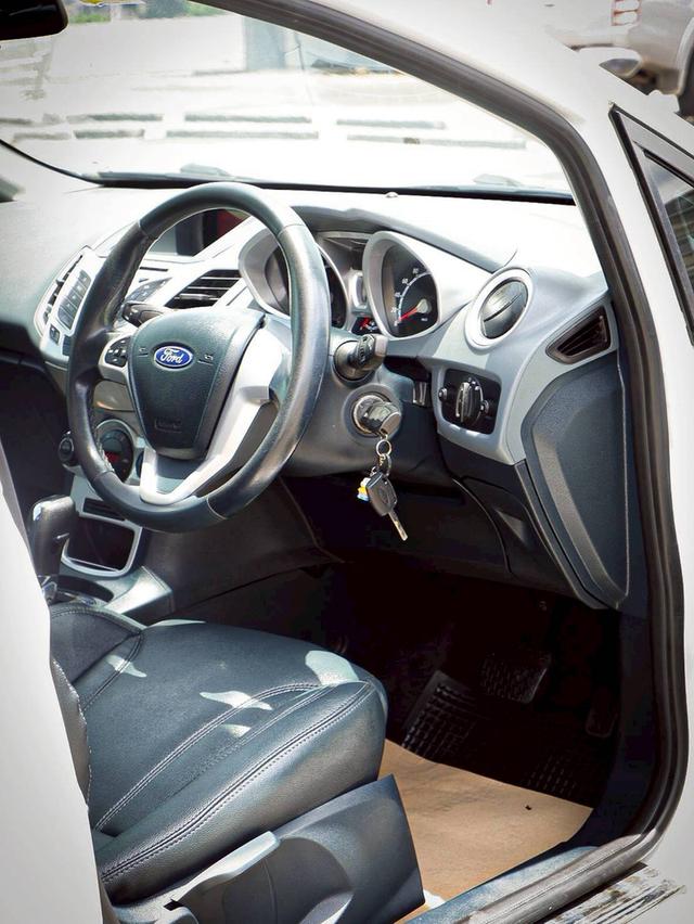 FORD FIESTA 1.6 SPORT โฉม 4Dr เกียร์ Auto สีขาว ปี2010 11