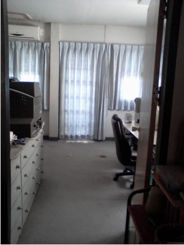 บ้านแฝด สองชั้น 3 ห้องนอน 1 ห้องแม่บ้าน 2 ห้องน้ำมีอ่างอาบน้ำ หลังริม ขนาด 36.1 ตารางวา มียามรักษาความปลอดภัย 24 ชั่วโมง หมู่บ้านติดถนนวิภาวดีรังสิต 2