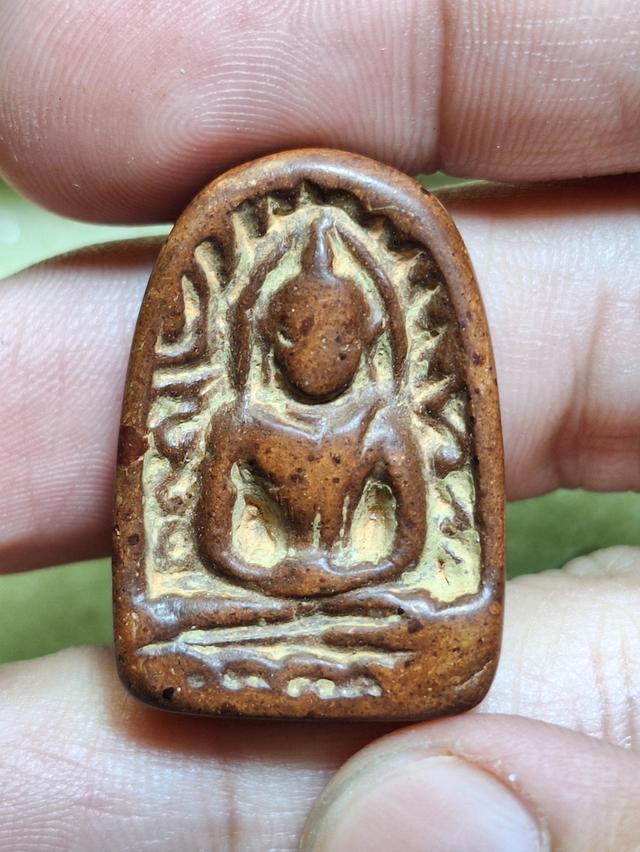 พระซุ้มกอ พิมพ์ใหญ่มีกนก