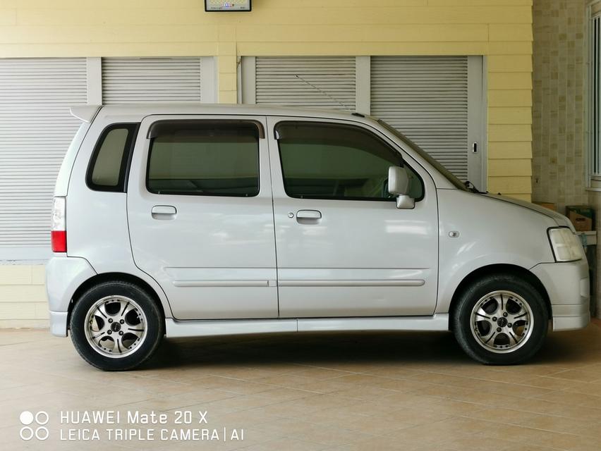 รถSuzuki solio สีบรอนเงิน เครื่อง1,300
