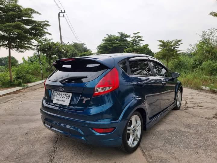 Ford Fiesta สีน้ำเงินดูดีมาก 4