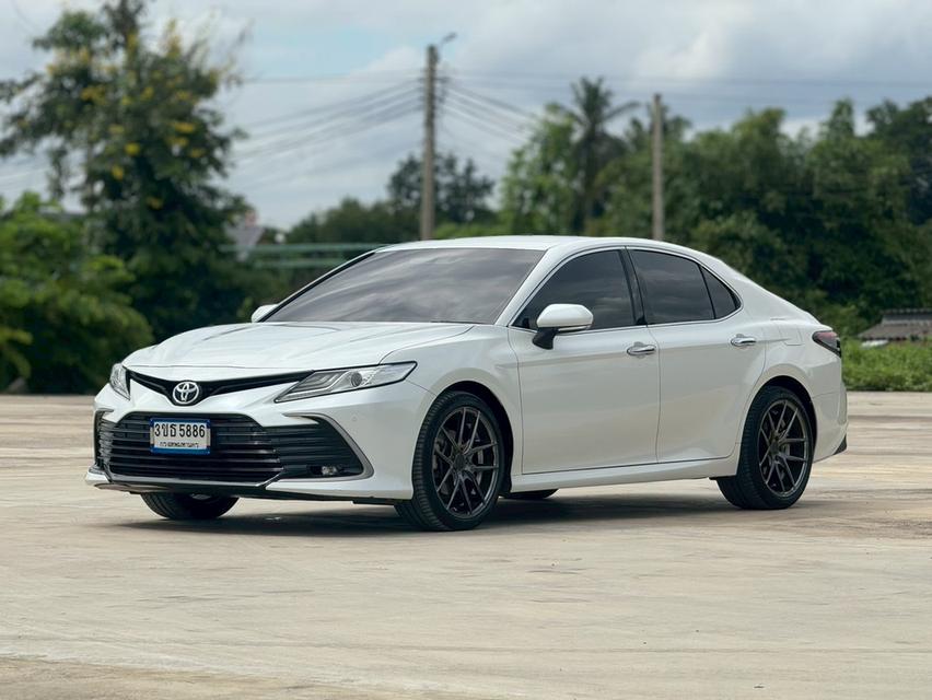 TOYOTA. CAMRY  Sedan 4dr Sport SA 8sp FWD 2.5 (MNC)  Y2022 สีขาว  ออโต้