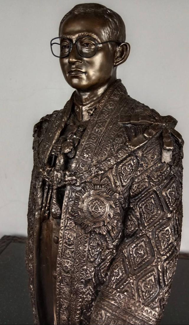 669.พระบรมรูปหล่อในหลวงรัชกาลที่ 9 พระบาทสมเด็จพระปรมินทรมหาภูมิพลอดุลยเดช (รมดำ) รูปที่ 10