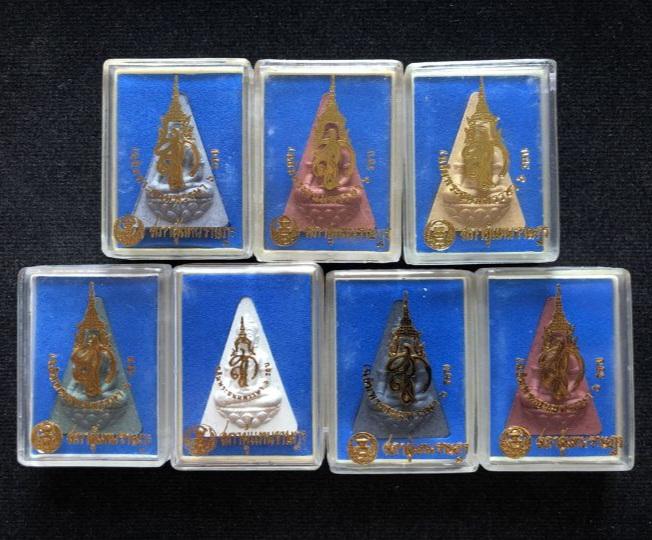 พระผงพระสมเด็จนางพญา สก.เฉลิมพระชนมพรรษา 6 รอบ สภาผู้แทนราษฏร จัดสร้าง ปี 2547 พร้อมตลับ เนื้อผงคละสี (ยกลัง 100 องค์)