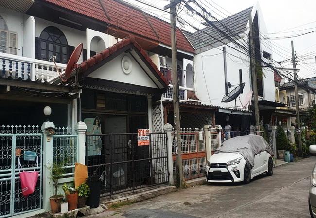 ขายทาวน์เฮ้าส์ หมู่บ้านธารทองนิเวศน์ ถนนพหลโยธิน เนื้อที่ 19 ตร.ว. 2 ชั้น 3 นอน 2 น้ำ 1