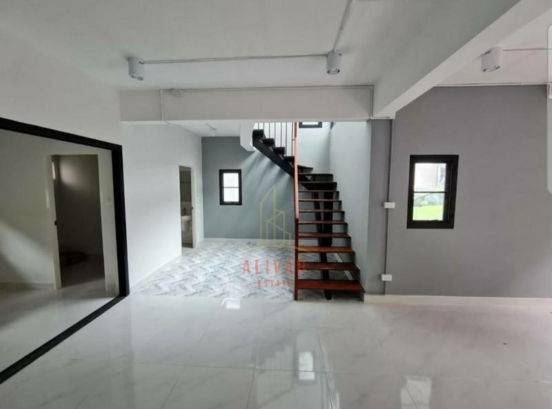 RH081025 ให้เช่า บ้านเดี่ยว 2ชั้น Renovate ใหม่ทั้งหลัง ย่าน โชคชัย 4 6