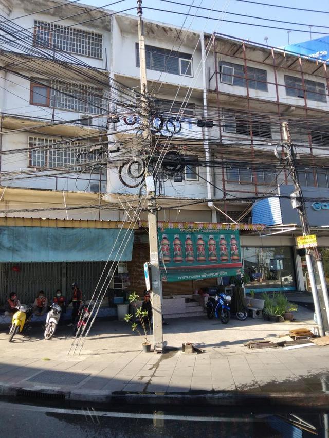 Rent and Sale  Shop House main road closed BTS Yellow Line need to renovation 1