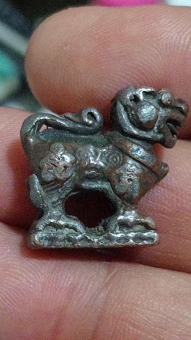 พระเครื่อง สิงห์หลวงพ่อกวย ตะกั่วอาบทองแดง