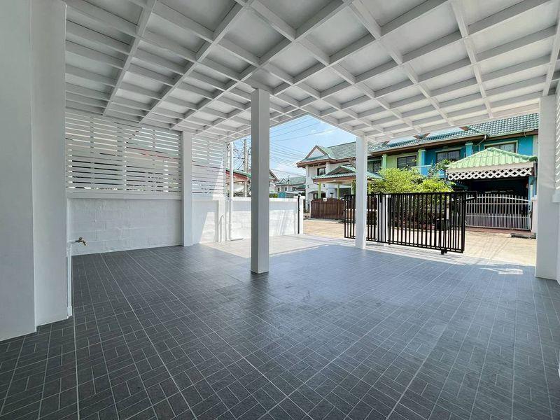 หมู่บ้านหงส์ประยูร3  แยกบางพลู ทาวน์เฮาส์ 2 ชั้น ตกแต่งใหม่พร้อมอยู่  มีระเบียงด้านหน้าใกล้ถนนรัตนาธิเบศร์   โครงการมี ระบบรักษาความปลอดภัย 3