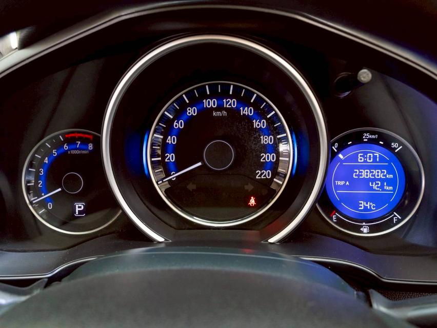 Honda Jazz 1.5V ปีจด 2015 ประกันเครื่องเกียร์3ปี3หมื่นkm 17