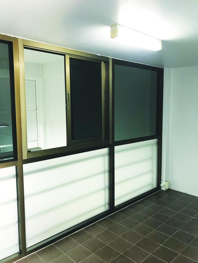 อาคารพาณิชย์ 4 ชั้น + ชั้นลอย + ชั้นดาดฟ้า อยู่ ซอยกรมที่ดิน บางบัวทอง 8