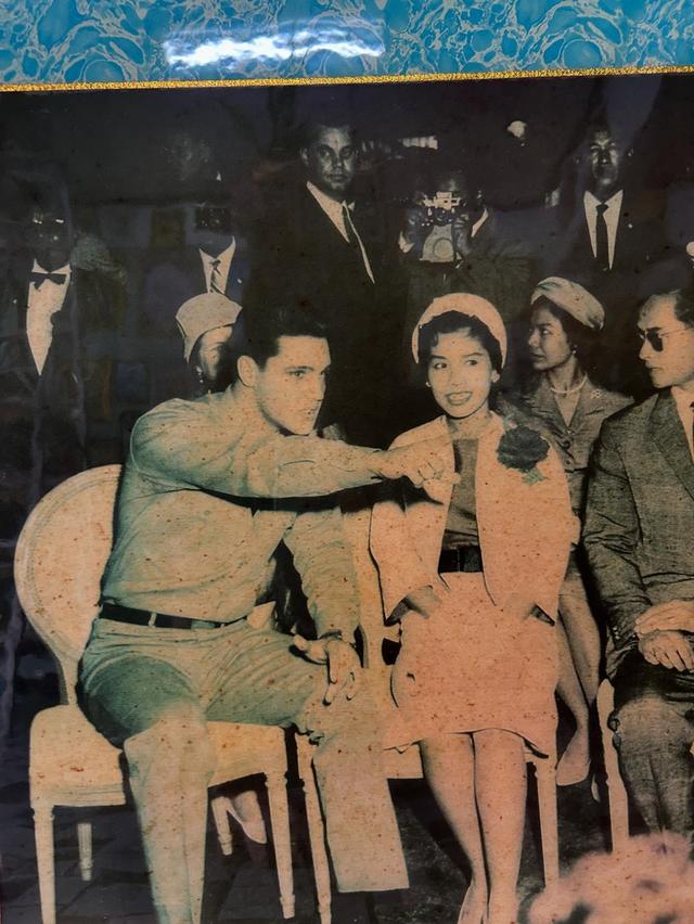 ภาพเก่าในหลวงและพระราชินี รัชกาลที่ 9 ถ่ายคู่กับเอลวิส เพรสลีย์ ปี 2503 ถ่าย ณโรงถ่าย paramount พร้อมกรอบไม้เดิม 7