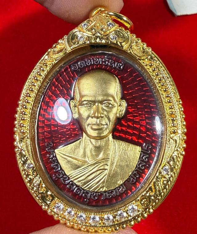 พระอาจารย์ต้อม วัดท่าสะแบง รุ่น อุดมทรัพย์ เนื้อนวะหน้ากากชุบทองคำแทหลังฝันตระกรุดทองคำ พร้อมเลี่ยมกรอบอิตาลี่สั่งทำฝังเพชร เลขโค๊ด 16 รูปย่อยที่ 2
