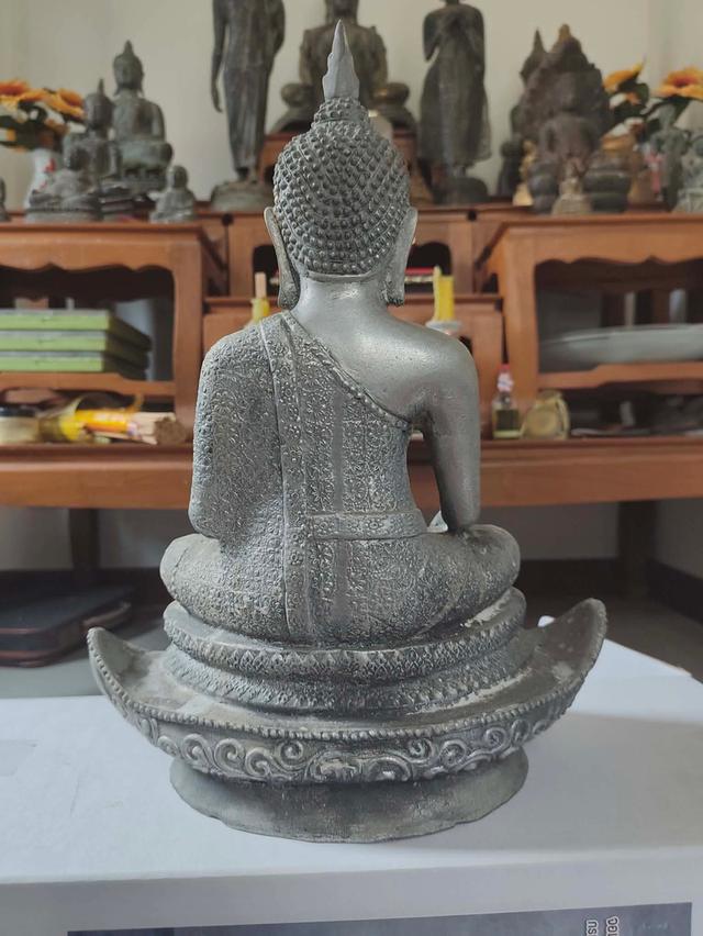 พระบูชาศิลปะอู่ทอง คล้าย ศิลปะล้านนาเชียงแสนสิงห์สอง-สาม เนื้อสัมฤทธิ์ขาว เงินผสม หน้าตัก 9 นิ้ว ฐาน 12 นิ้ว ปล่อยเช่า 50,000.- บาท รูปที่ 3
