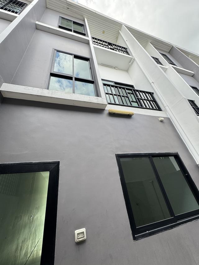 ตึกแถวหน้าหมู่บัานธนานนท์แลนด์ 8