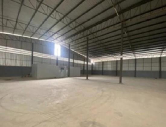 ให้เช่าโกดังพร้อมสำนักงาน พื้นที่ 2,200 ตารางเมตร ถนนบางนา ตราด-กม.5 เข้าซอยไม่ลึก 12