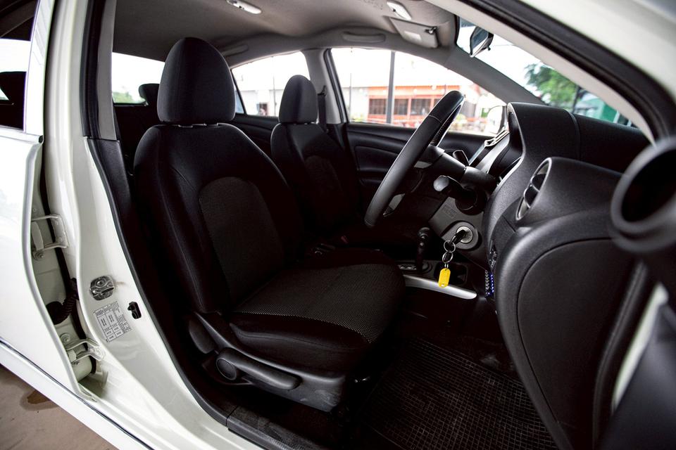 Nissan Almera 1.2E ปี 2016 สีขาว เกียร์ออโต้   12