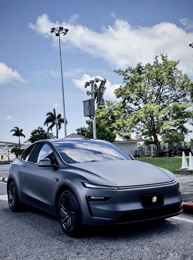 2025 Tesla Model Y long range AWD ** LAUNCH SERIES ** Limited Edition รูปย่อยที่ 2