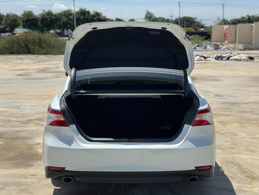 TOYOTA. CAMRY Sedan 4dr SA 8sp FWD 2.5 G Y2020. สีขาว
