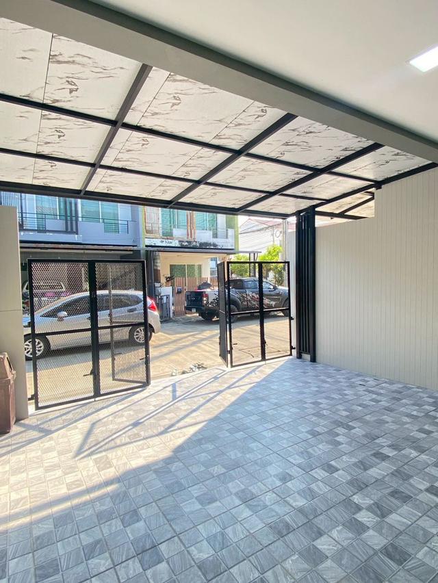 ขาย ทาวน์เฮาส์ 2 ชั้น สไตล์โมเดิร์น เนื้อที่ 19.8 ตารางวา หมู่บ้านเดอะทรัสต์ทาวน์ วงแหวน-ลำลูกกา ซ.15 ถนนบึงคำพร้อย ต.บึงคำพร้อย อ.ลำลูกกา ปทุมธานี 13