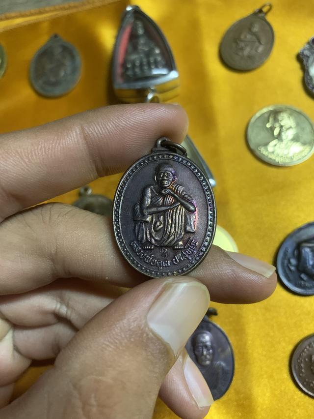 หลวงพ่อคูณ ปริสุทโธ วัดบ้านไร่ จังหวัดนครราชสีมา รุ่นอยู่ดีกินดี ที่ระลึกอายุครบ 72 ปี สร้างในปี พ.ศ. 2537 เนื้อทองแดงรมดำ