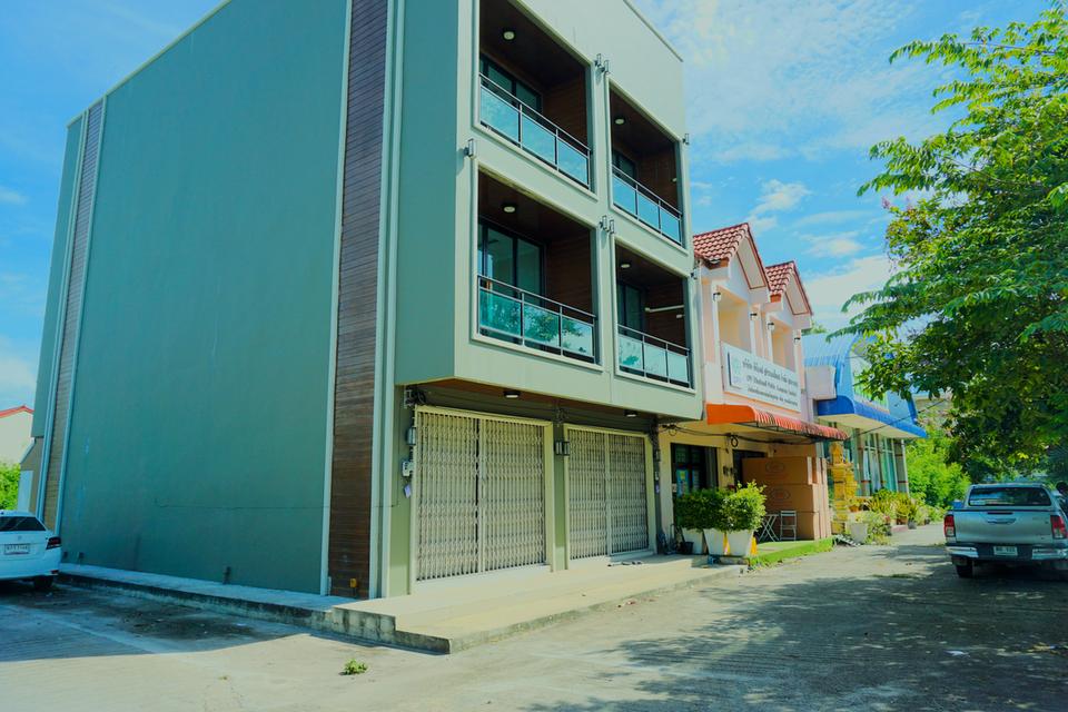 บ้านว่างให้เช่า (อาคารพาณิชย์ 3 ชั้น) ใกล้ บขส พัทลุง เพียง 100 เมตร Commercial building for rent near Phatthalung Bus Terminal, just 100 meters away. 3
