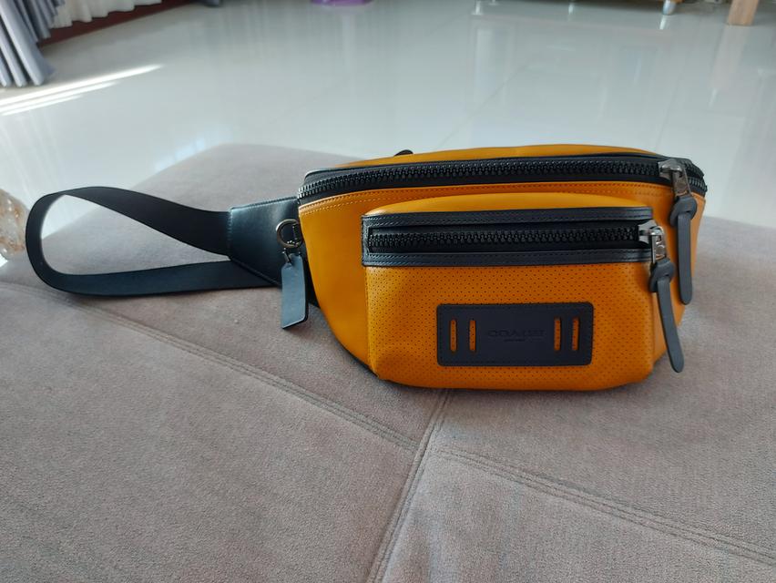 กระเป๋าคาดอก Coach
