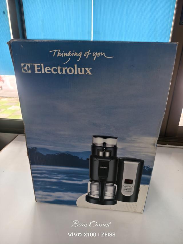ขายเครื่องชงกาแฟ Electrolux ขายตาม สภาพเก่าเก็บไม่ค่อยได้ใช้เครื่องเปิดติดแต่ ไม่มีกาแฟ 900รอรับหน้าบ้านได้เลยครับ