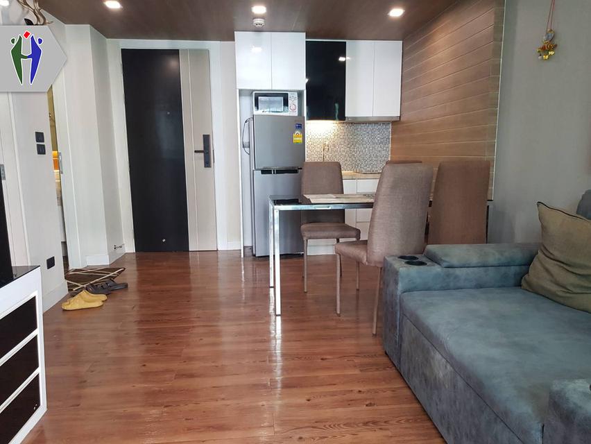 คอนโด 1 ห้องนอน จอมเทียนให้เช่า  ขนาด 39 ตารางเมตร, 1 ห้องนอน 1 ห้องน้ำ •	2 ทีวี, 2 แอร์, ตู้เย็น, ไมโครเวฟ •	บิ๊วอินครัวยุโรป เฟอร์นิเจอร์ครบชุด •	เค 1