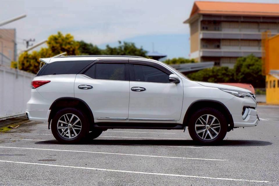 Toyota Fortuner 2.8 V เกียร์ออโต้ สีขาวมุก ปี 2015 4