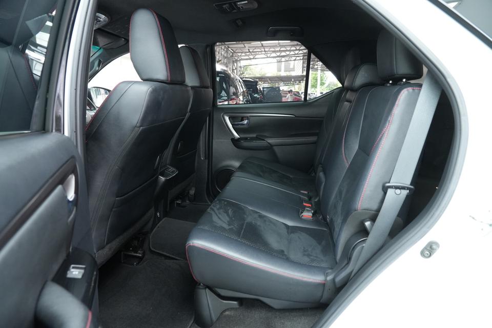 2022 TOYOTA FORTUNER 2.8 GR SPORT BLACK TOP 4WD SUV สีขาว-ดำ เลขไมล์ 27929 กม. 16