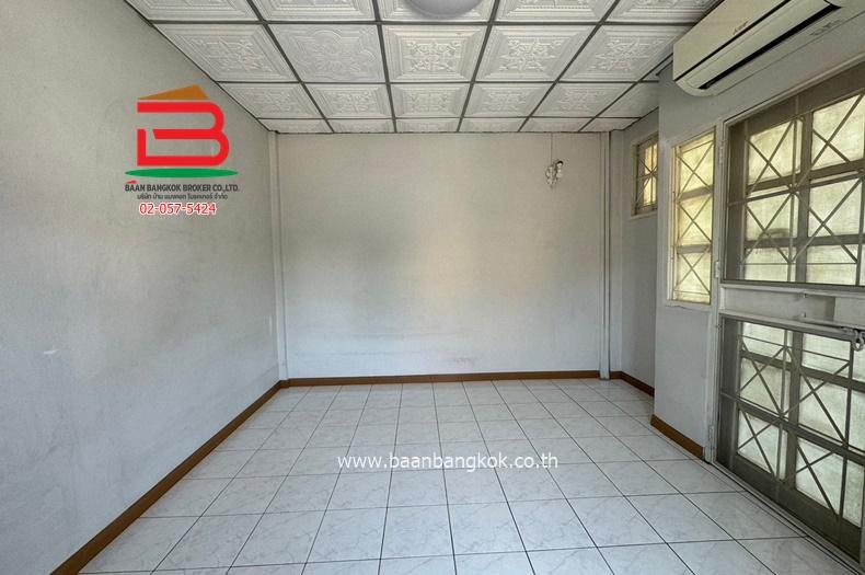 ทาวน์เฮาส์ หลังริม หมู่บ้าน เรือนจินตหรา เนื้อที่ 21 ตรว. ถนนวิภาวดีรังสิต แขวงตลาดบางเขน เขตดอนเมือง กรุงเทพฯ 10