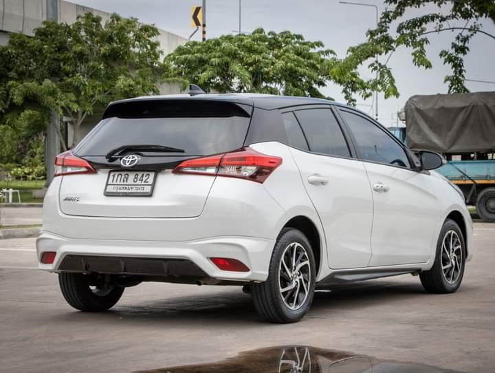 TOYOTA YARIS 1.2 Sport Premium Black Roof เกียร์ออโต้ ปี 2020 4