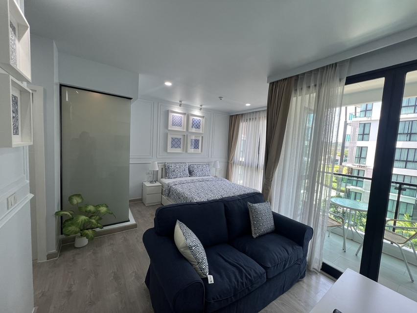 Royally Condo with Pool View 6