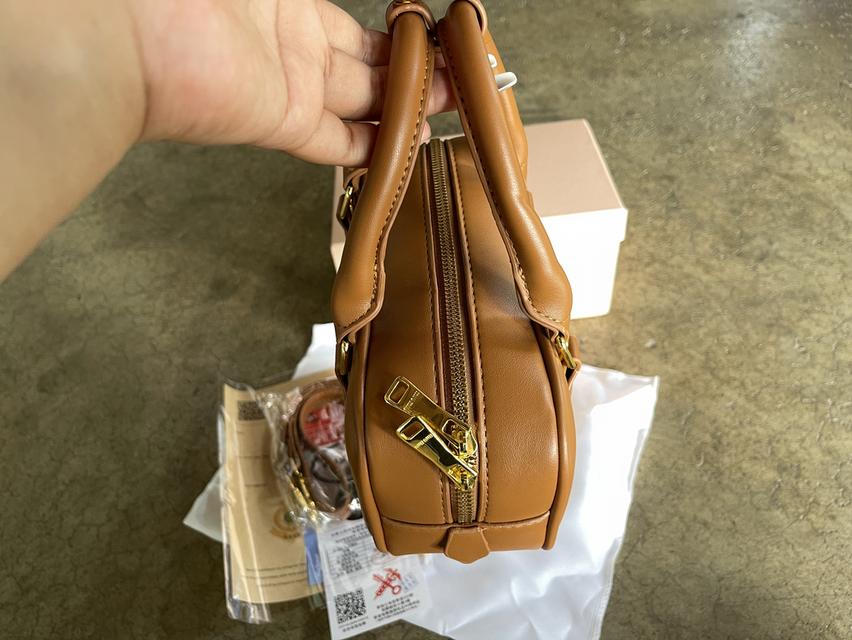 Miu Miu Arcadie Leather Bag มีอุปกรณ์ครบค่าาาา ไม่มีการใช้งานค่ะ แกะดูของอย่างเดียว ของจริงน่ารักเวอร์ๆๆ