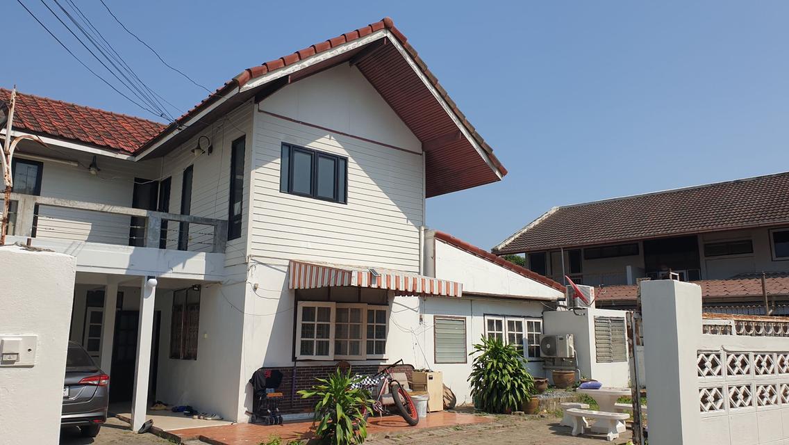 ขายบ้านเดี่ยว 2 ชั้น พื้นที่ 96 ตารางวา เขตพื้นที่เจริญ ใกล้ห้างสรรพสินค้าโรงเรียน โรงพยาบาล เดินทางเข้าออกสะดวกบ้านอยู่หลังสุดท้ายสุดซอย พื้นที่รอบบ้ 9