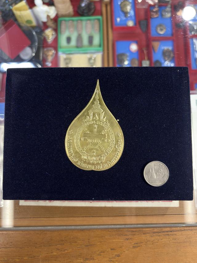 พระชุด ๕ เหรียญ โครงการทุนเล่าเรียนหลวงสำหรับพระสงฆ์ไทย พ.ศ.๒๕๕๔ กล่องเดิม สวยครับ รูปที่ 8