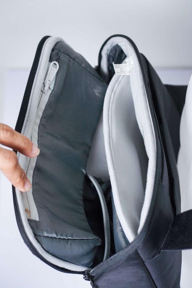 กระเป๋ากล้อง “ Incase Point and Shoot Field Bag ”