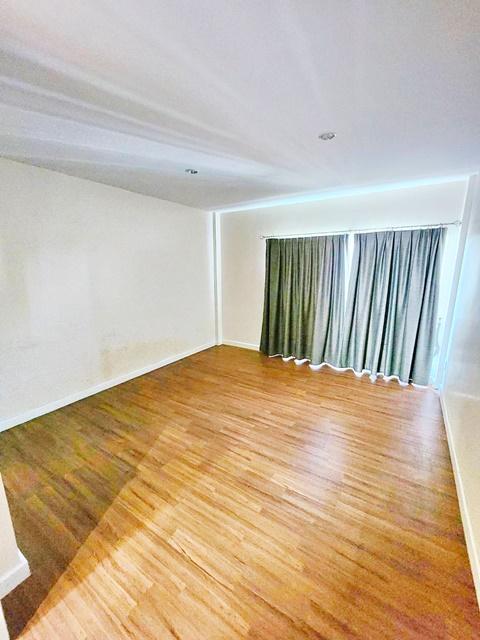 ใกล้รถไฟฟ้า MRT สถานีสัมมากร เพียง 700 ม. ให้เช่าทาวน์เฮาส์หรู 3 ชั้น รามคำแหง 140–146 6