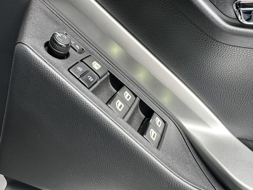 2023 TOYOTA INNOVA ZENIX 2.0 HEV PREMIUM ไมล์น้อย