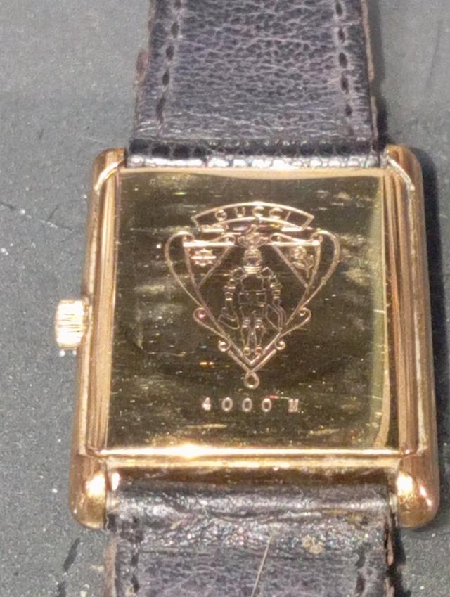 นาฬิกาเก่า Gucci Vintage รุ่น 4000M ของแท้ ตัวเครื่องและสายเป็นหนังตะกวดแท้ ของเดิมทั้งเรือน แต่เครื่องไม่เดินขายราคาถูกมากเอาซ่อมคุ้มแน่นอน รูปที่ 3