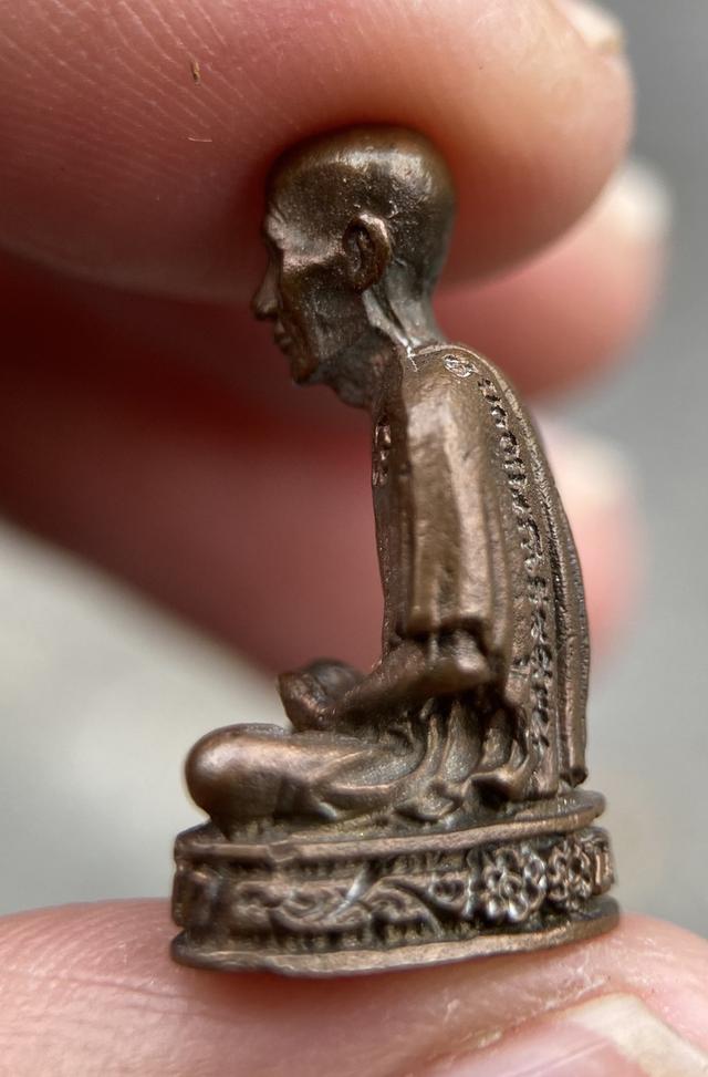  พระรูปหล่อเหมือนลอยองค์ หลวงพ่อเกษม เขมโก ปี 2532  3