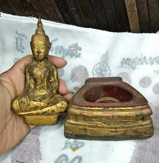 พระบูชาไม้แกะทาทองเก่า องค์พระปางนั่งสะดุ้งมาร องค์พระและฐานถอดออกจากกันได้ ขนาดหน้าตัก3นิ้ว ความสูง 7นิ้ว สภาพสวยสมบูรณ์ค่ะ 6