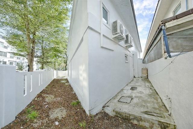 รถไฟฟ้า หลักหก ม.รังสิต 2.4 กม. เพิ่มแอร์ 2ตัว 3นอน 2น้ำ ติดถนน เทิดราชัน ให้เช่า ทาวน์โฮมหัวมุม 30ตรว. 152 ตร.ม. ด้านนอ 5