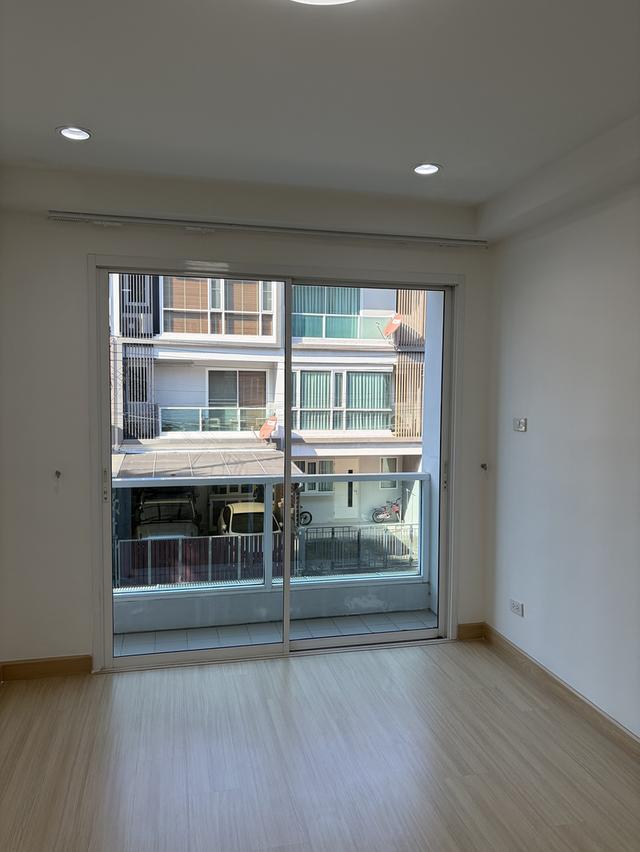 เช่า/ขาย หมู่บ้านดิไอบ๊อก เกษตรนวมินทร์ 3 ชั้น 3 ห้องนอน 3 ห้องน้ำ เดินทางสะดวกใกล้ถนนใหญ่ 19.3 ตรว. เช่า 15000 บาท/เดือน ขาย 3.49 ล้าน 5