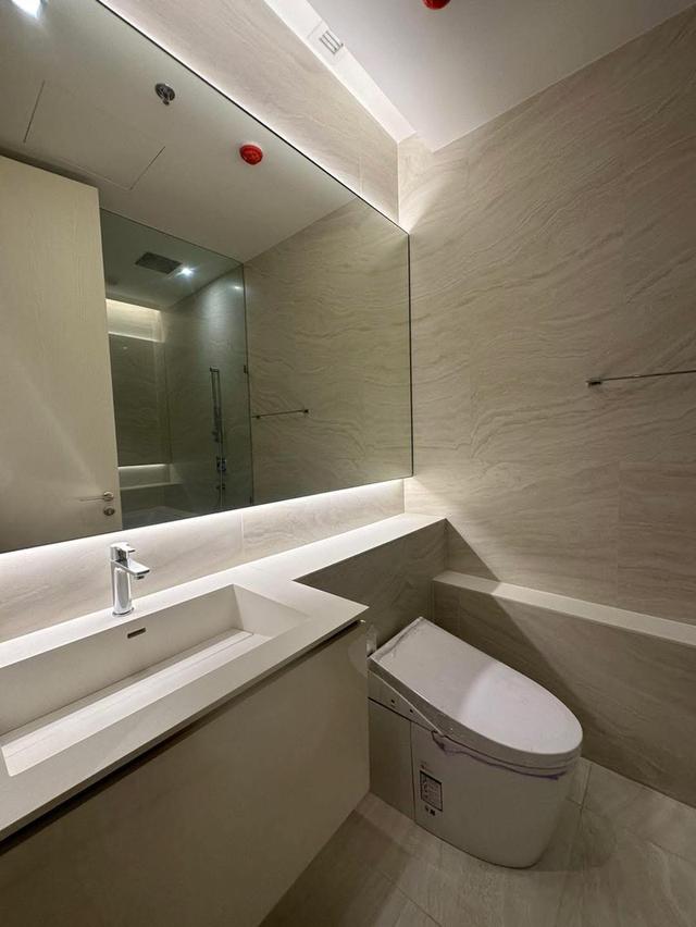 ”The Strand Thong Lor” is an ultra luxury condominium which located at the front of Soi Thong Lor just  1 minute walk to BTS Thong Lor Station . 7